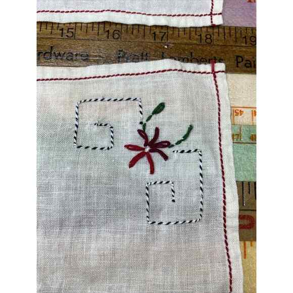 Set 4 Hand Embroidered LINEN Christmas Dinner Napkins Holly Table Linens VINTAGE - Picture 3 of 11